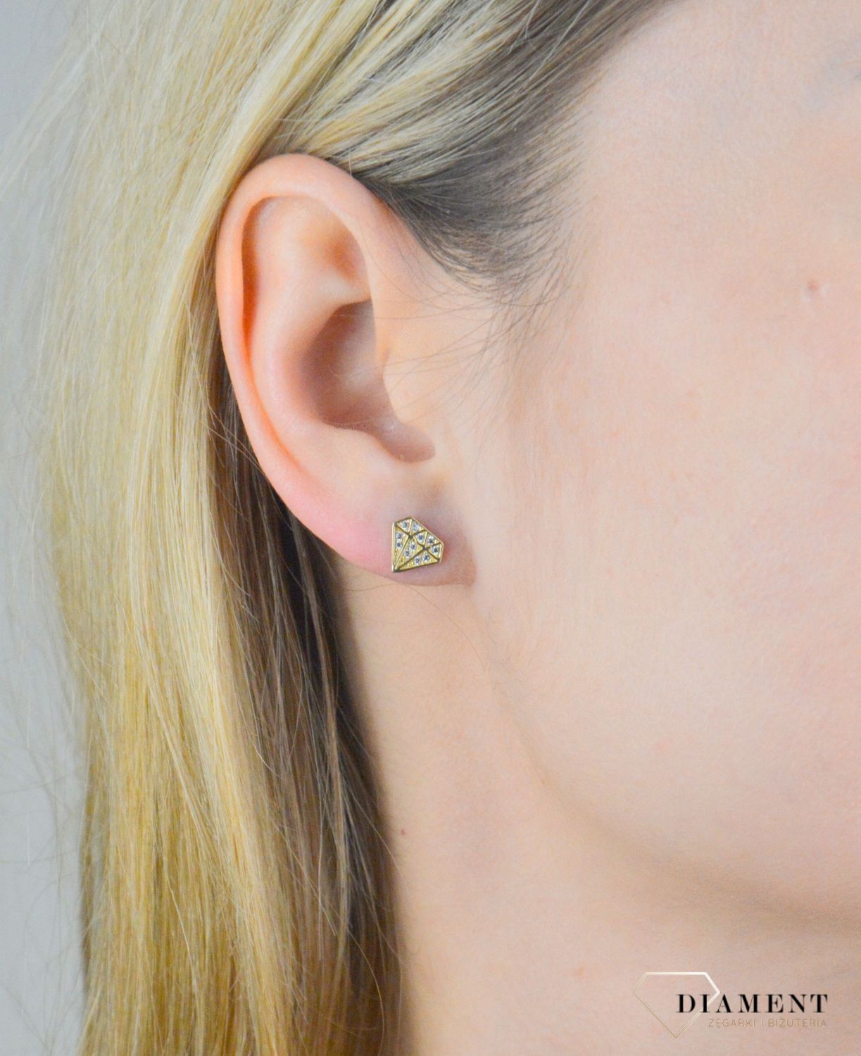 Kolczyki złote diamenciki z cyrkoniami próba 375, KL 4753A 375 Stylowe kolczyki wykonane z wysokiej jakości złota próby 375. Kolczyki mają kształt diamencików, ozdobionych białą cyrkonią. Kolczyki to ponadczasowa biżuteria, która pasuj.jpg